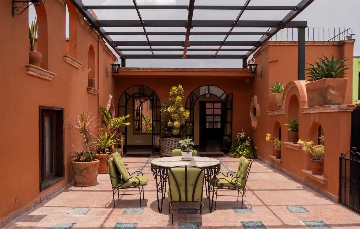Comedor exterior bajo pérgola, Hotel Xacalli San Miguel de Allende