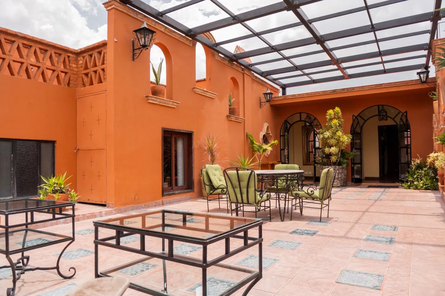 Patio con pérgola y comedor exterior, Hotel Xacalli