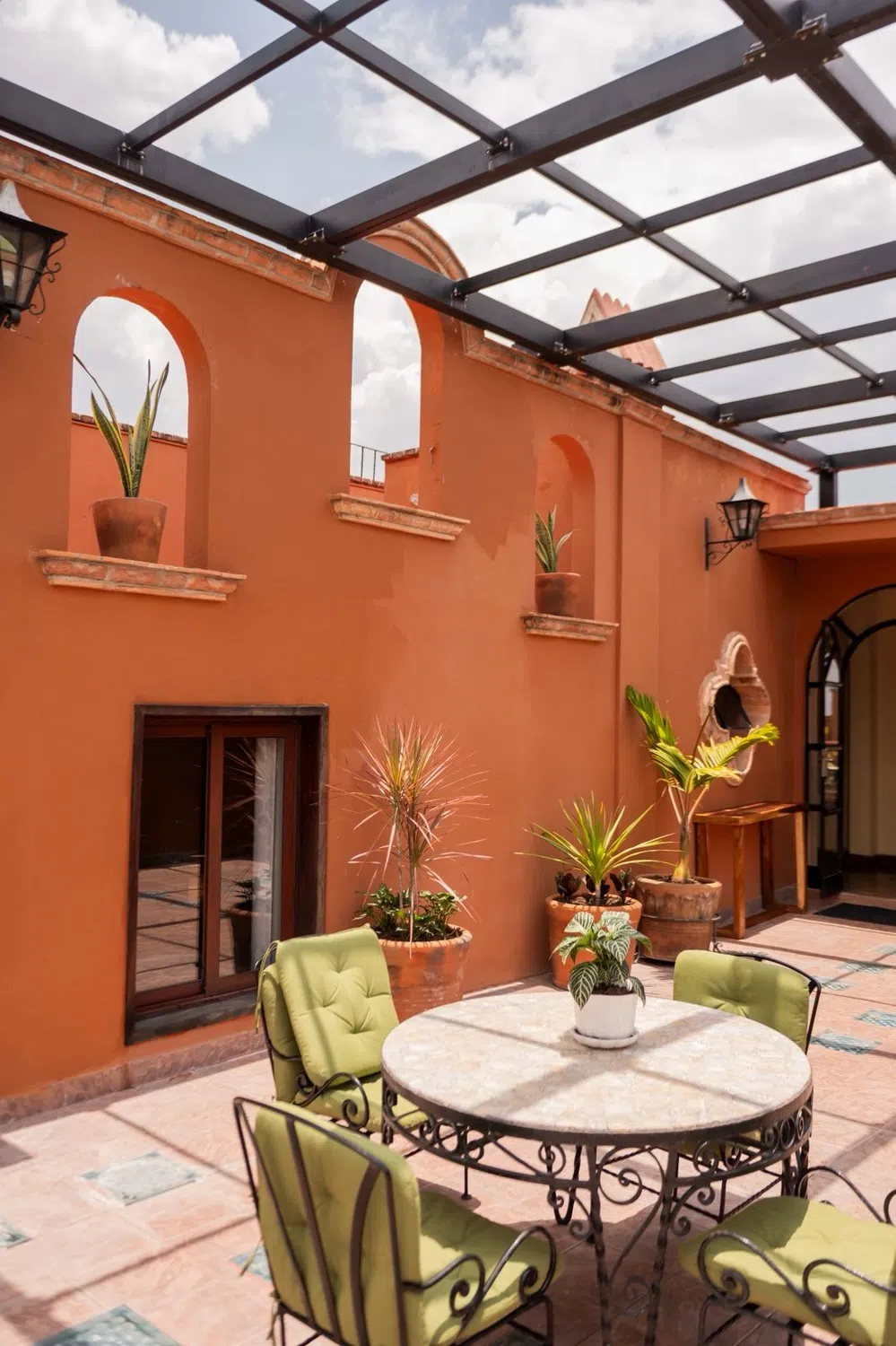 Patio con mesa redonda y arcos, Hotel Xacalli San Miguel de Allende