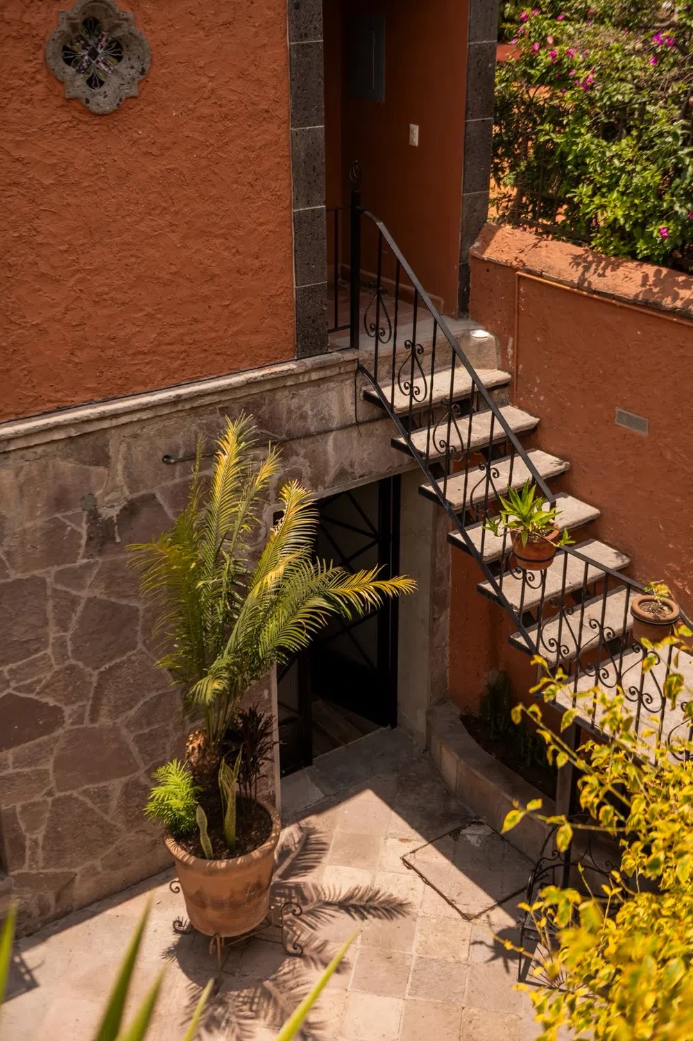 Escalera exterior con plantas, Hotel Xacalli San Miguel de Allende