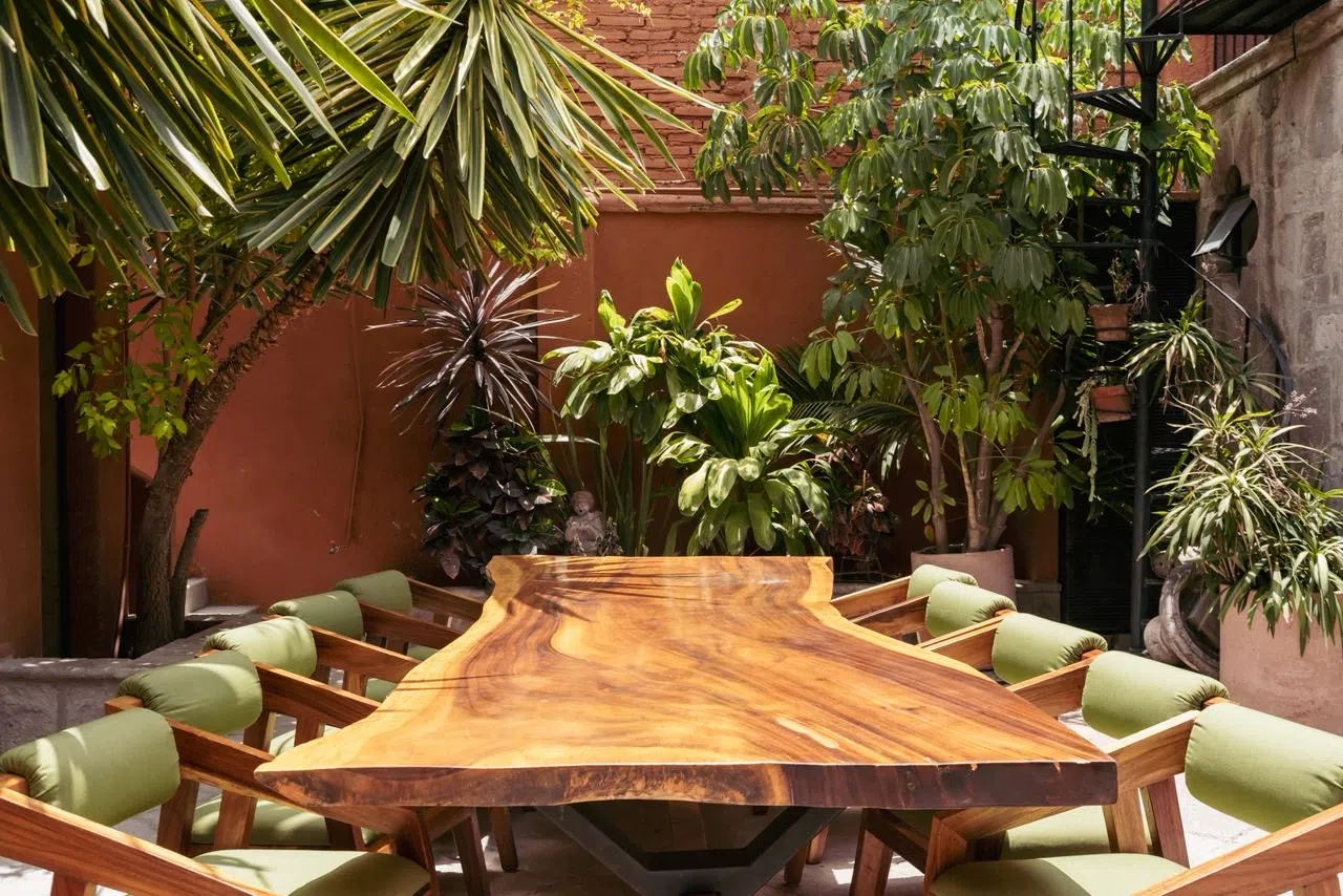 Comedor exterior en el patio, Hotel Xacalli