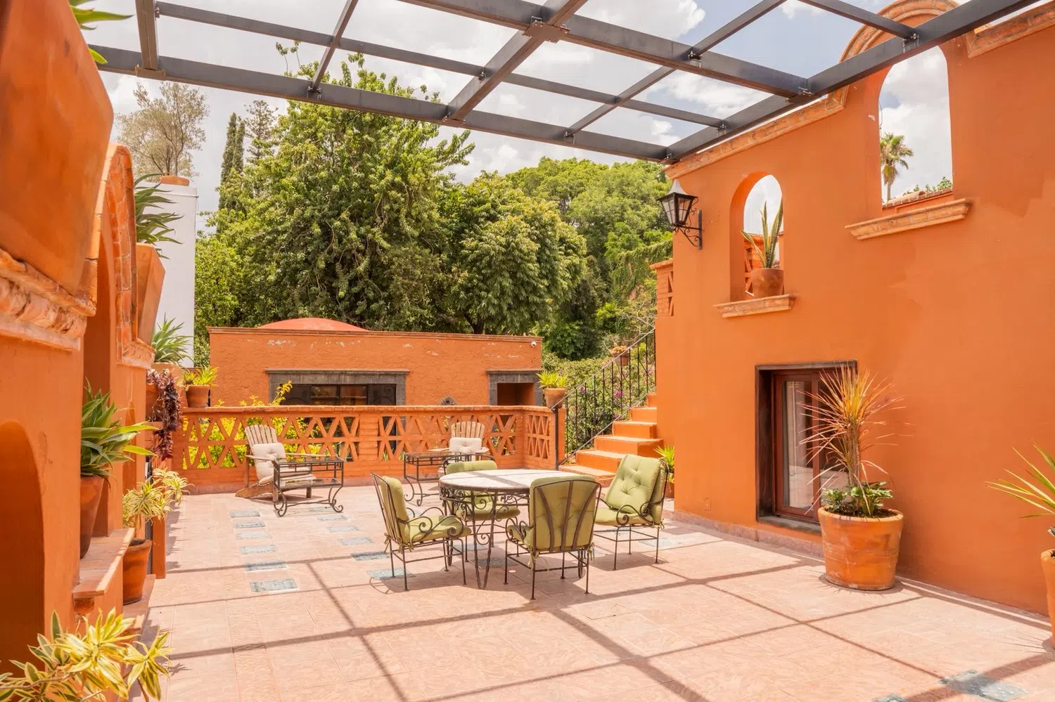 Patio con pérgola, plantas y muros de terracota, Hotel Xacalli