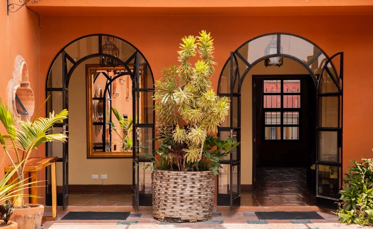 Acceso de arco con vegetación, Hotel Xacalli