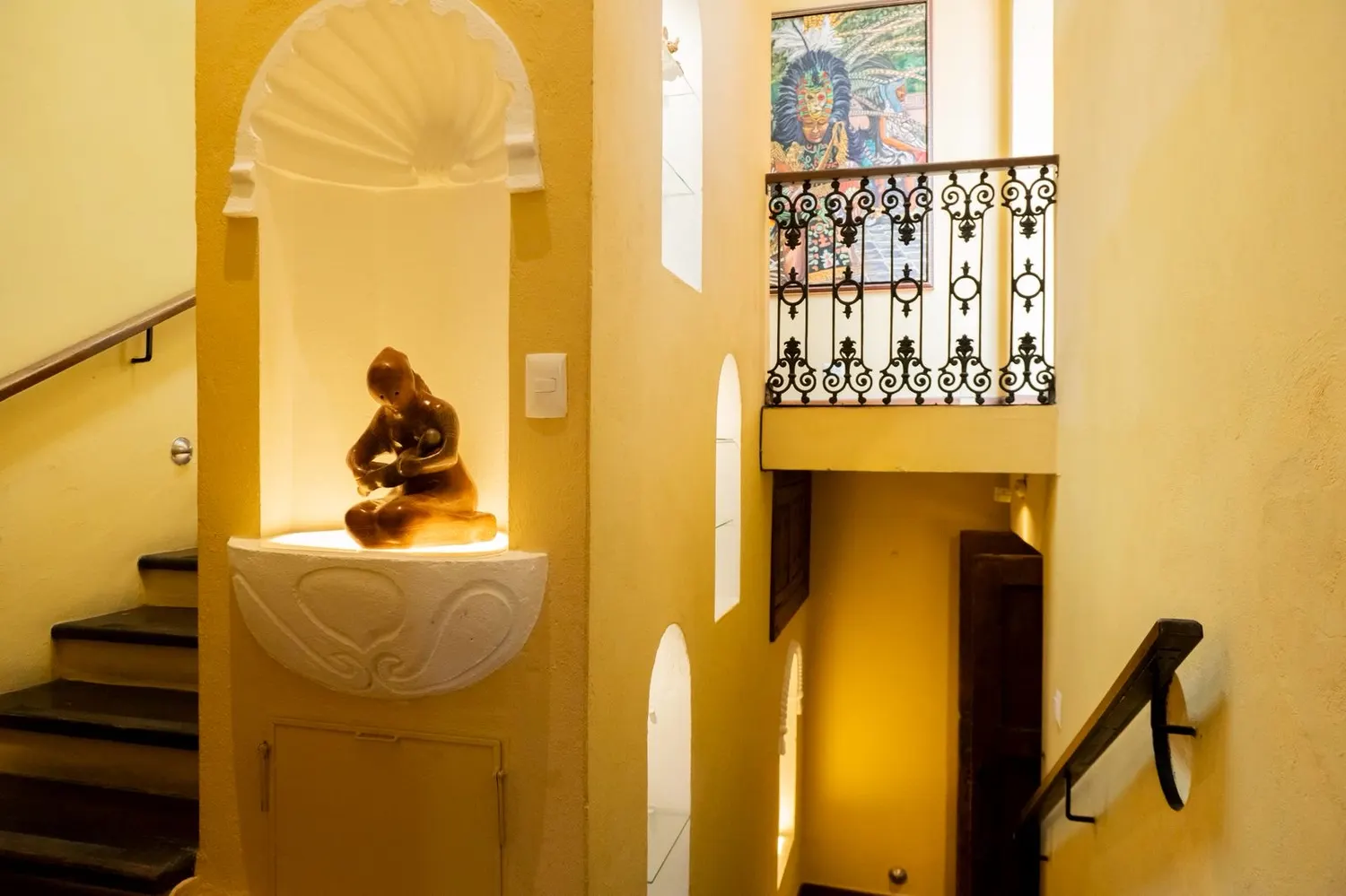 Escalera colonial con nicho y herrería, Hotel Xacalli