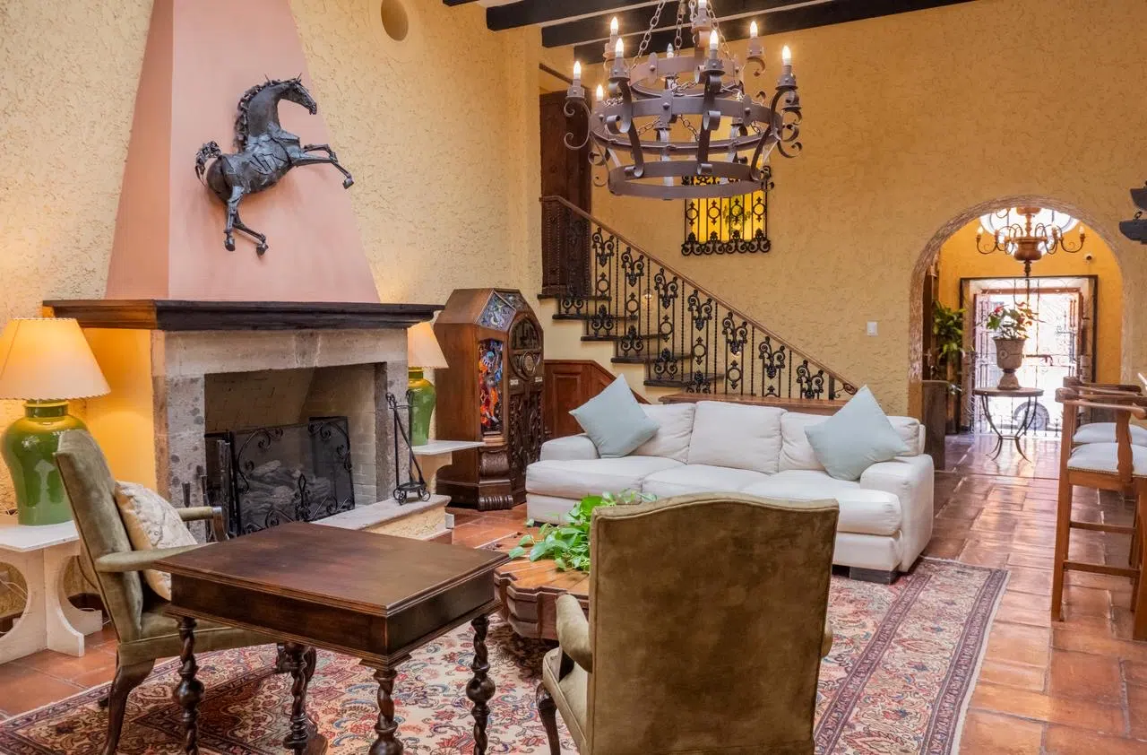 Sala con chimenea y sillones, Hotel Xacalli