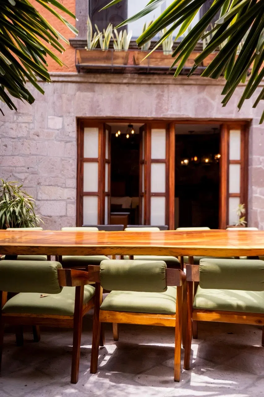 Comedor con puertas de arco hacia el patio, Hotel Xacalli