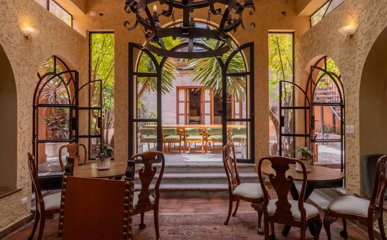 Puertas de arco con herrería hacia el patio, Hotel Xacalli